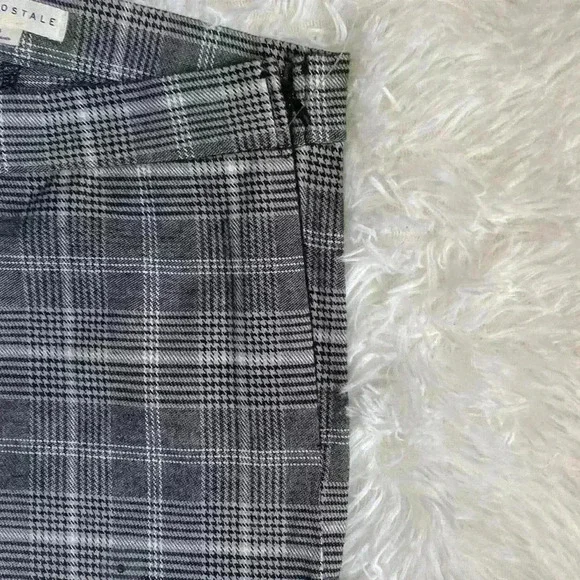 Aeropostale plaid pants with side zip. Size small. NWOT - Picture 4 of 7